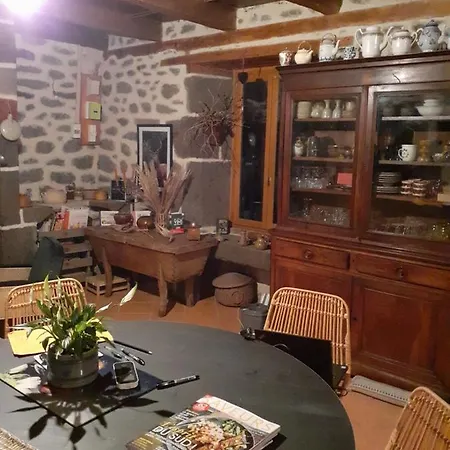 Maison Authentique En Pierre Apparente En Montagne Dans Le C Antal *